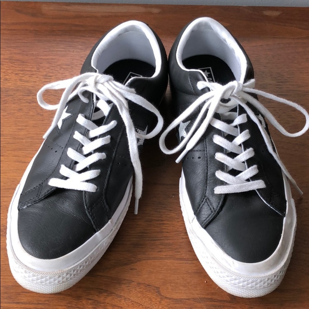 Men’s All Stars Converse leather low tops Size 8.5